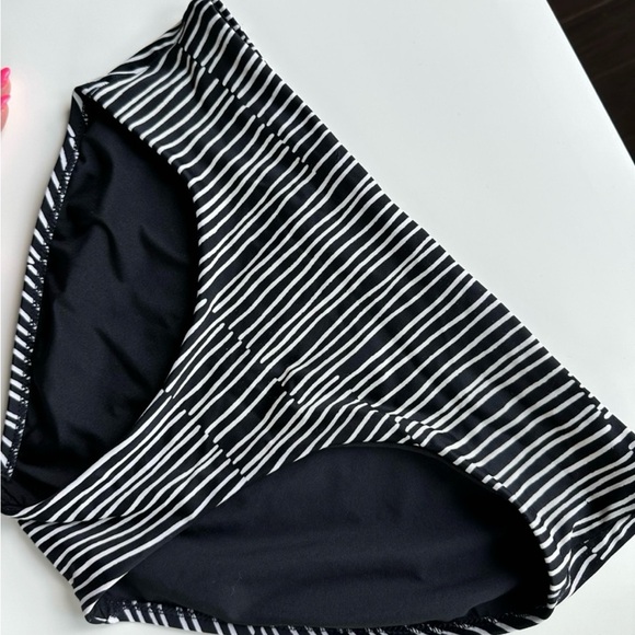 Athleta Conscious crop swim and bottoms - Picture 10 of 15